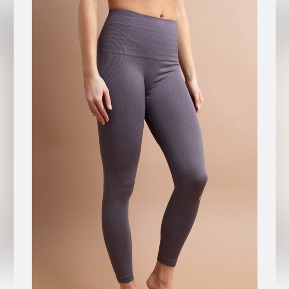 SAVVI Textured Ribbed Seamless Leggings - Picture 1 of 8